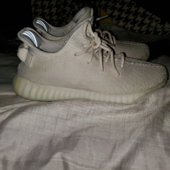 I'm selling a pair of yeezys - Picture 3 of 3